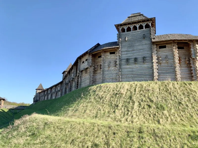 forteresse-en-bois-contre-le-ciel-médiévale-avec-hauts-murs-parc-installation-dans-style-d-une-ville-ancienne-kievan-rus-kiev-228186053.jpg